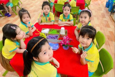 HOẠT ĐỘNG TẠO HÌNH: BÉ LÀM CẦU VỒNG
